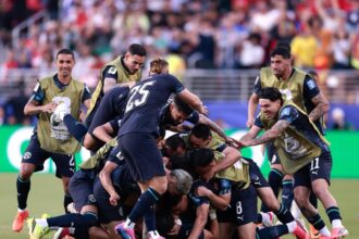 Com um a menos desde o primeiro tempo, Paraguai vence e elimina Turquia na primeira fase da Copa do Mundo