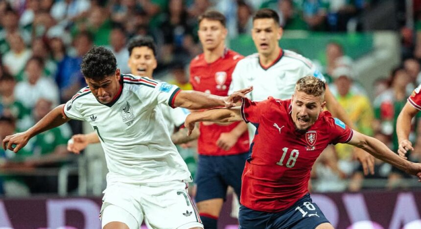 México domina Tchéquia e termina a fase de grupos da Copa do Mundo com 100% de aproveitamento