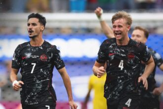 Em jogo truncado, Canadá consegue gol histórico no fim e avança para as oitavas da Copa do Mundo