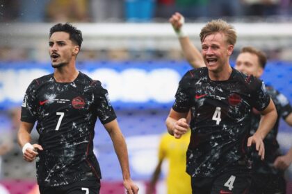 Em jogo truncado, Canadá consegue gol histórico no fim e avança para as oitavas da Copa do Mundo
