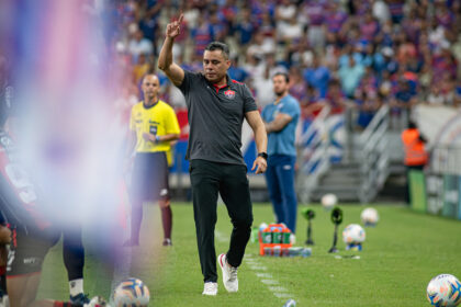 Jair Ventura elogia desempenho do Vitória diante do Fortaleza e confirma dois desfalques para o duelo de volta