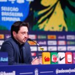 Treinador da Seleção Brasileira desabafa contra a arbitragem após derrota para os EUA: “Reflexo da xenofobia”