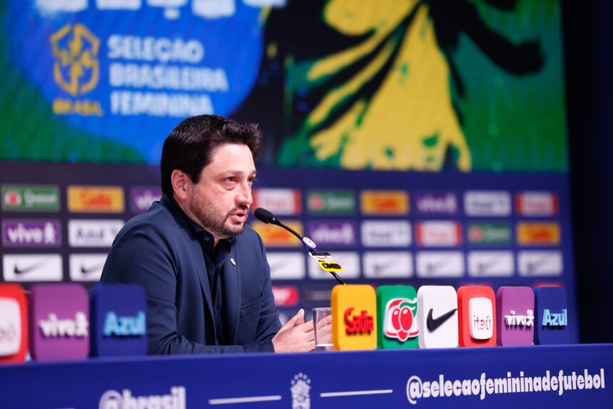 Treinador da Seleção Brasileira desabafa contra a arbitragem após derrota para os EUA: “Reflexo da xenofobia”