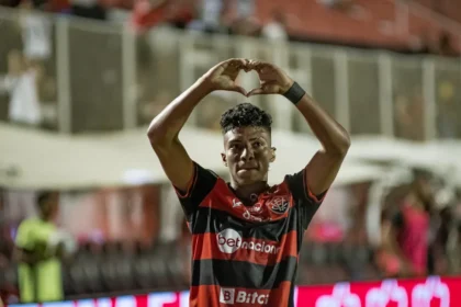 Napoli aciona cláusula e prepara compra de jogador revelado pelo Vitória