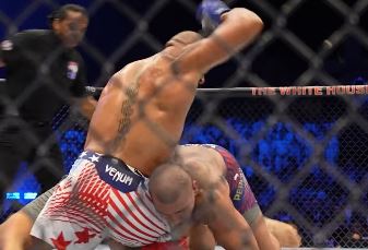Lutador brasileiro reclama de golpes ilegais no UFC Casa Branca e detona árbitro: “Covarde”