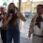 VÍDEO: Repórter da Globo ‘ameaça’ músicos mexicanos ao vivo com uma arma e cena viraliza nas redes