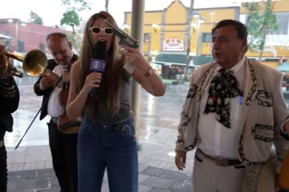 VÍDEO: Repórter da Globo ‘ameaça’ músicos mexicanos ao vivo com uma arma e cena viraliza nas redes