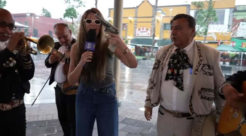 VÍDEO: Repórter da Globo ‘ameaça’ músicos mexicanos ao vivo com uma arma e cena viraliza nas redes