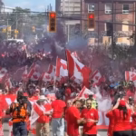 Canadenses e bósnios transformam as ruas de Toronto em carnaval momentos antes de partida da Copa
