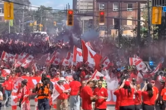 Canadenses e bósnios transformam as ruas de Toronto em carnaval momentos antes de partida da Copa