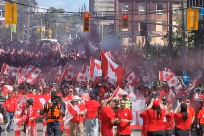 Canadenses e bósnios transformam as ruas de Toronto em carnaval momentos antes de partida da Copa