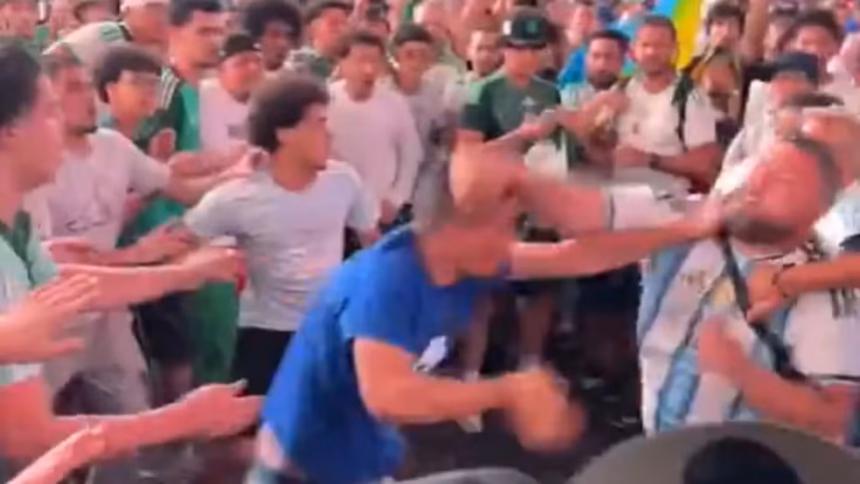 Torcedores da Argélia e da Argentina se envolvem em confusão na Times Square antes de partida da Copa do Mundo