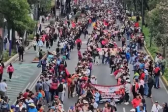 Manifestantes marcham em direção a estádio da Copa no México; polícia instala barreiras