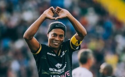 Ronaldinho Gaúcho será anunciado por novo clube nesta terça (23), mas empresários se preocupam com estado de saúde do craque
