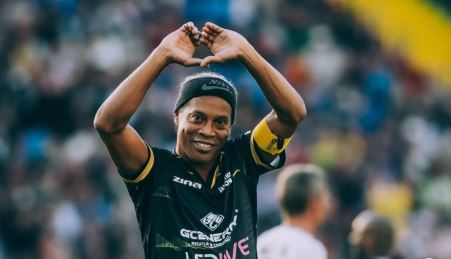 Ronaldinho Gaúcho será anunciado por novo clube nesta terça (23), mas empresários se preocupam com estado de saúde do craque