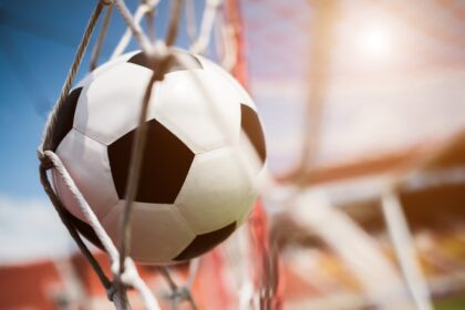Mercado europeu: Real Madrid anuncia lateral-esquerdo, Milan fecha com novo treinador, e algoz do Brasil acerta com o Bayern de Munique