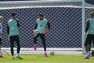 Motivação política? Presidente da CBF veta uniforme vermelho para goleiros do Brasil contra a Escócia