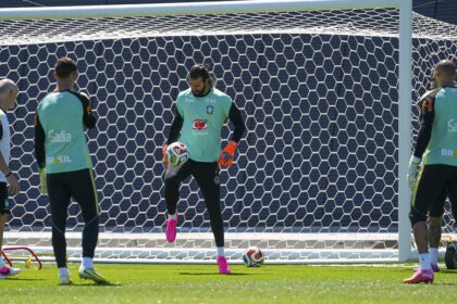 Motivação política? Presidente da CBF veta uniforme vermelho para goleiros do Brasil contra a Escócia