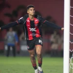 Vitória acerta compra em definitivo do atacante Renê, da Portuguesa