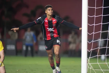 Vitória acerta compra em definitivo do atacante Renê, da Portuguesa