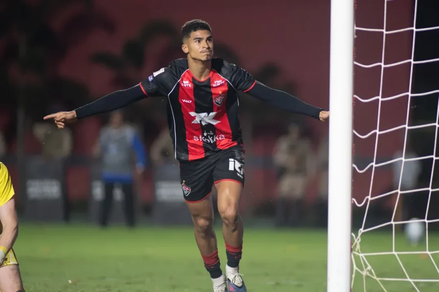 Vitória acerta compra em definitivo do atacante Renê, da Portuguesa