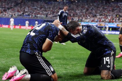 Argentina vira sobre a Inglaterra nos minutos finais e está na grande final da Copa do Mundo