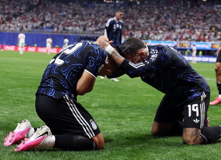 Argentina vira sobre a Inglaterra nos minutos finais e está na grande final da Copa do Mundo
