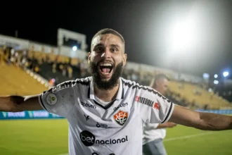 Vitória fica perto de acerto com o Grêmio para repatriar o zagueiro Wagner Leonardo