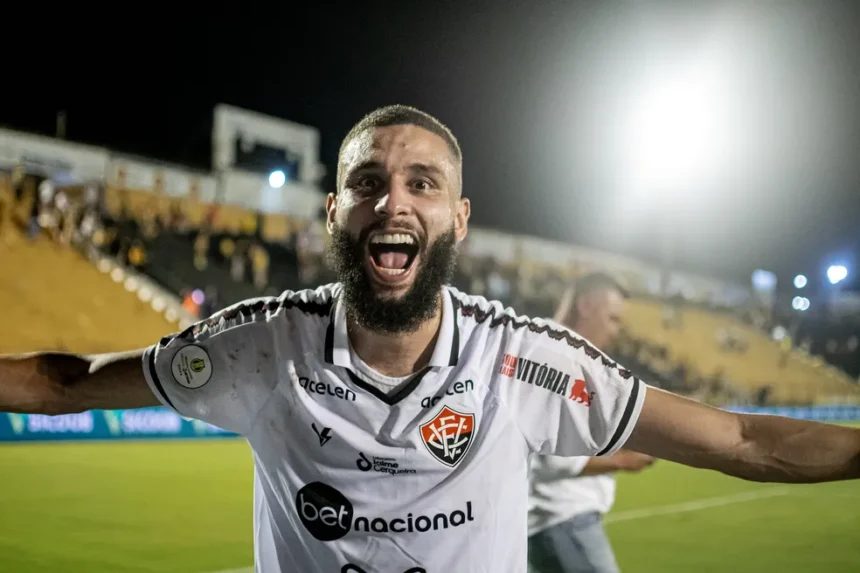 Vitória fica perto de acerto com o Grêmio para repatriar o zagueiro Wagner Leonardo