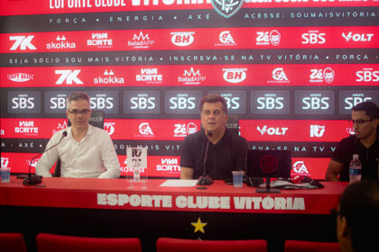 Durante coletiva, Fábio Mota apresenta novos patrocinadores do Vitória