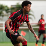 Recém-promovido aos profissionais tem seu contrato renovado com o Vitória