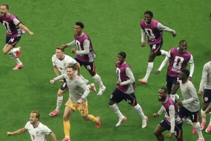 Veterano da Inglaterra se machuca durante comemoração com a torcida e está fora da Copa; veja o momento da lesão