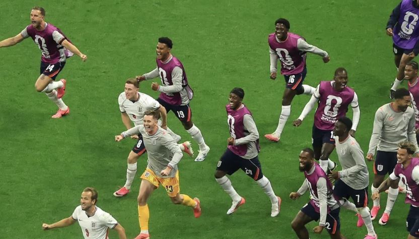 Veterano da Inglaterra se machuca durante comemoração com a torcida e está fora da Copa; veja o momento da lesão