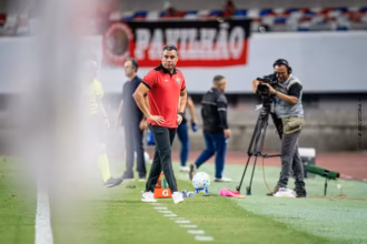 Jair Ventura sai em defesa de Lucas Arcanjo após falha na derrota do Vitória para o Remo