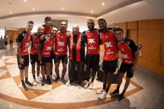 Lenda da Copa de 70, Jairzinho visita delegação do Vitória antes de jogo contra o Botafogo