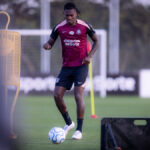 Atleta da Copa do Mundo realiza visita em CT de equipe do Brasileirão