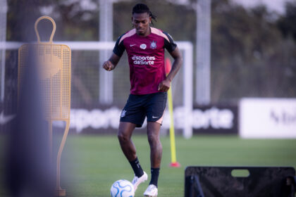 Atleta da Copa do Mundo realiza visita em CT de equipe do Brasileirão