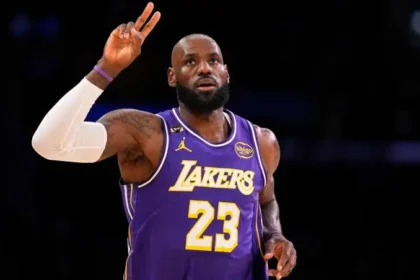 LeBron James acerta com o Philadelphia 76ers para tentar título da NBA na próxima temporada