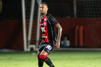 Atleta do Vitória rebate treinador após fala sobre histórico de expulsões