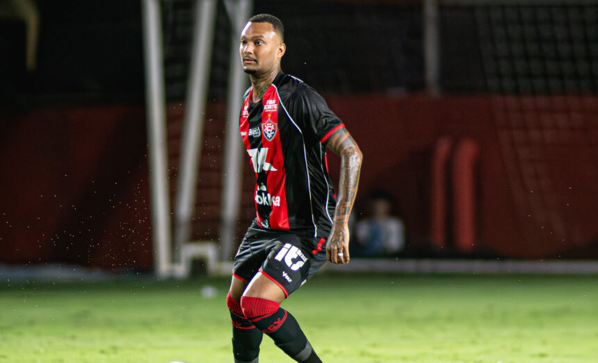 Atleta do Vitória rebate treinador após fala sobre histórico de expulsões