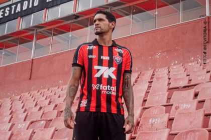 Fora dos planos, zagueiro deixa o Vitória após seis meses no clube