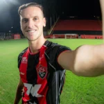 Vitória oficializa a contratação de meia argentino até o fim da temporada