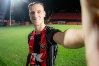 Vitória oficializa a contratação de meia argentino até o fim da temporada