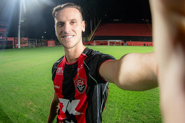 Vitória oficializa a contratação de meia argentino até o fim da temporada