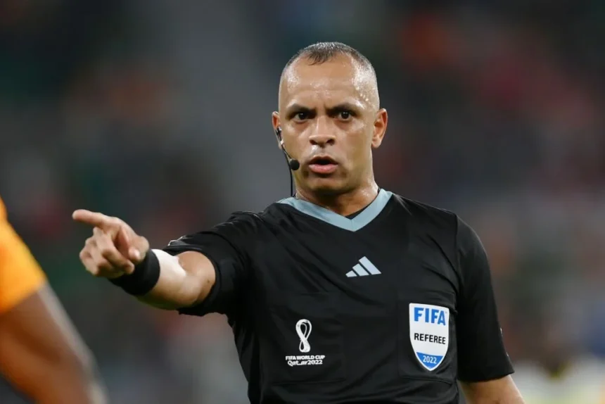 Árbitro brasileiro se torna favorito a apitar final da Copa do Mundo