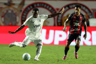 Vitória domina o Botafogo e vence com autoridade no Barradão