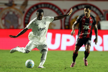 Vitória domina o Botafogo e vence com autoridade no Barradão