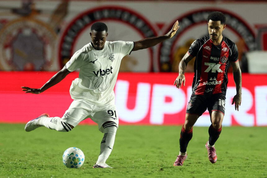 Vitória domina o Botafogo e vence com autoridade no Barradão