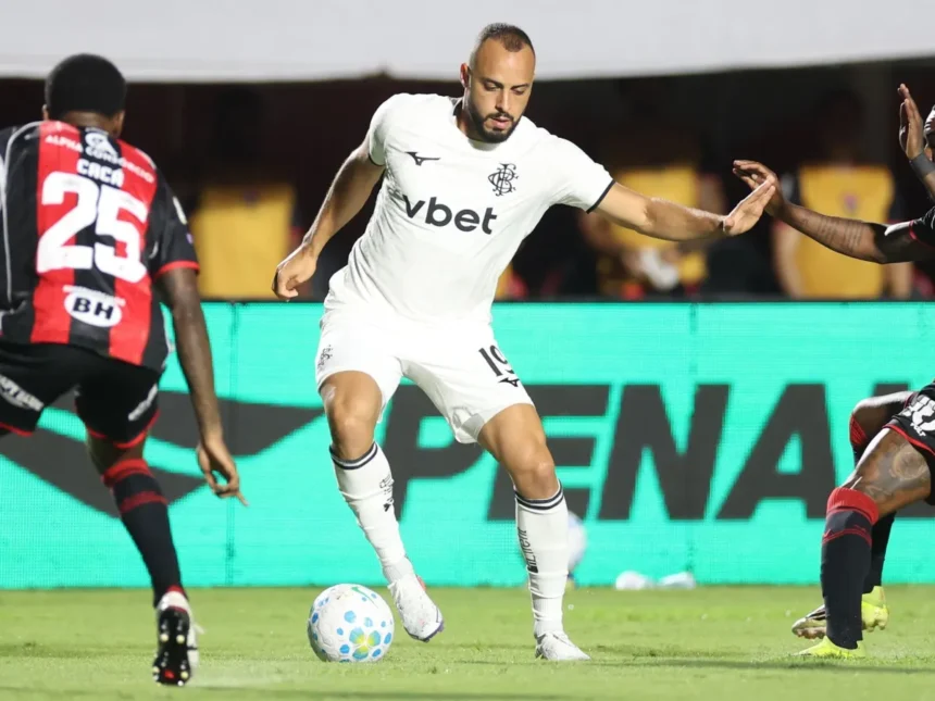Atleta do Botafogo expulso pela “Lei Vini Jr.” contra o Vitória pode pegar até 6 jogos de punição