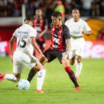 Jogo do Vitória fica marcado pela primeira expulsão pela “Lei Vini Jr.” no futebol brasileiro